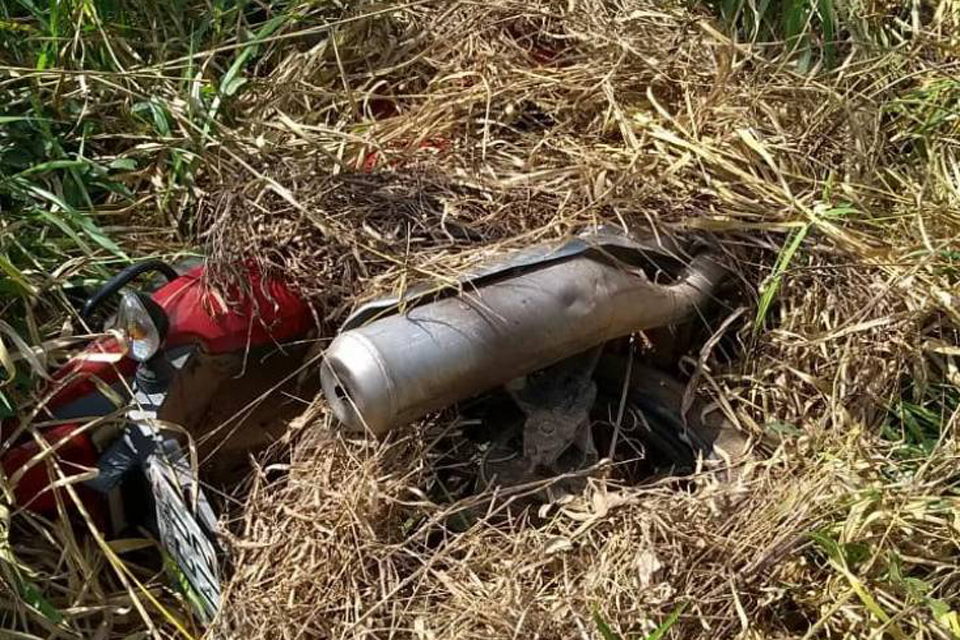 Dono de imóvel vai limpar quintal e encontra moto abandonada