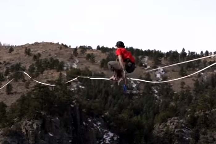 Jovem faz manobras de tirar o fôlego em Slakline 