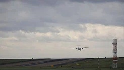 Aviões lutam para pousar durante tempestade