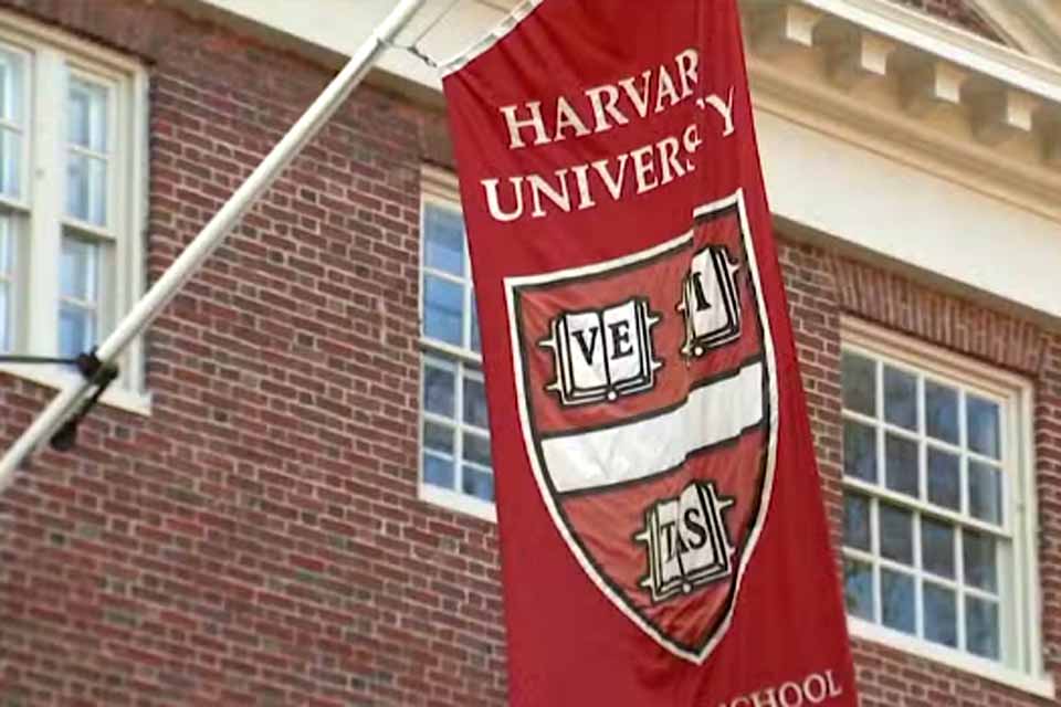 Governo Trump abre investigação contra Harvard e mais 5 universidades sobre programas de intercâmbio e bolsas de estudo