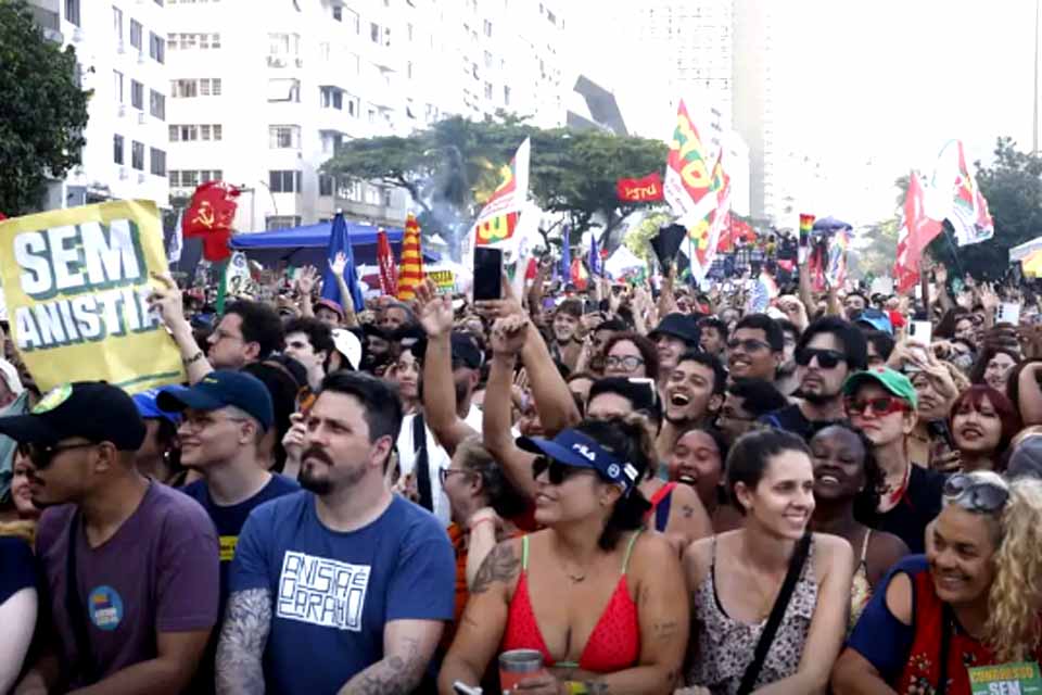 Ato no RJ com Caetano, Chico e Gil repudia anistia e PEC da Blindagem