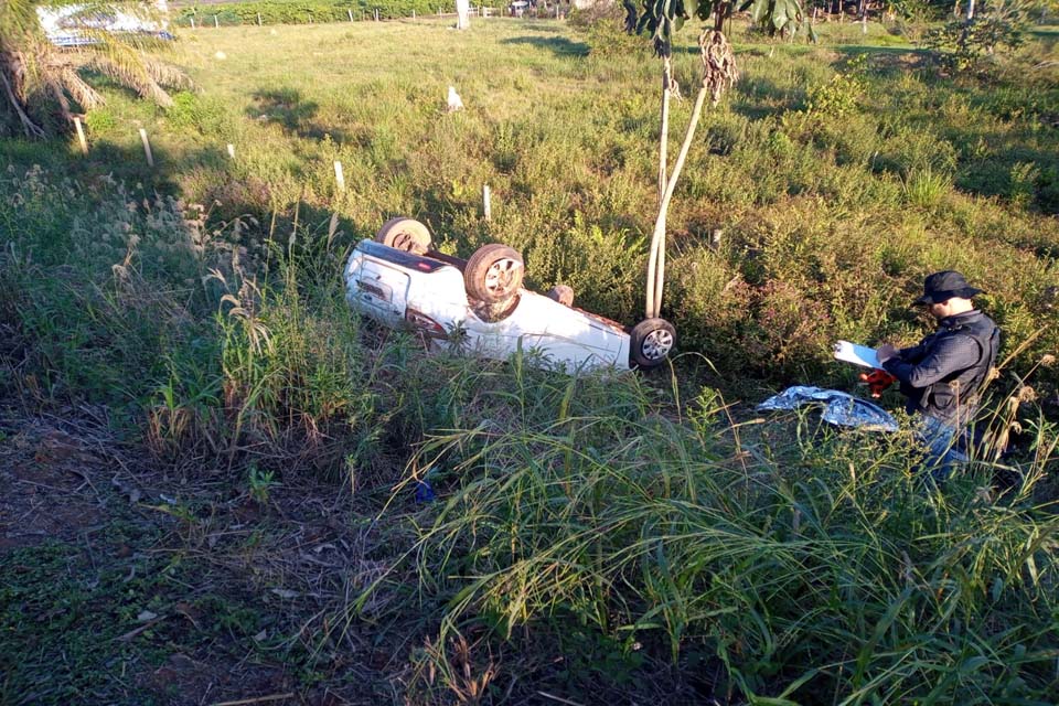 Motorista morre após carro capotar na RO-010 em Rolim de Moura
