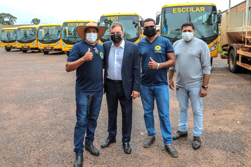 Prefeito Hildon Chaves realiza entrega veículos para atender a escolas das zonas urbana e rural de Porto Velho