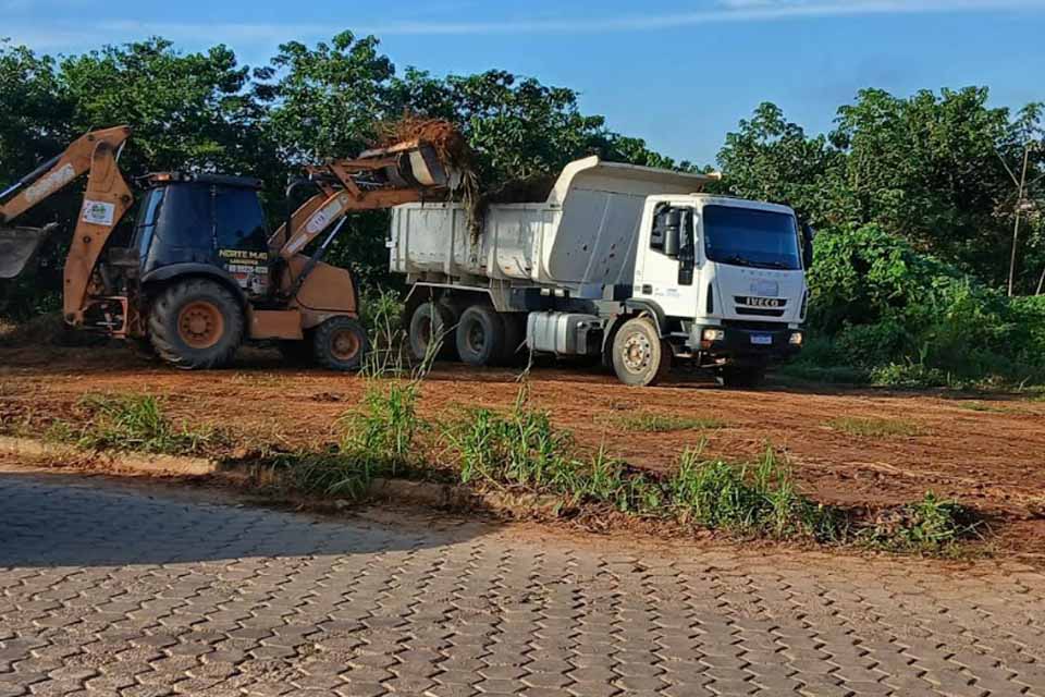 Prefeito Affonso acompanha limpeza da rua Rondônia
