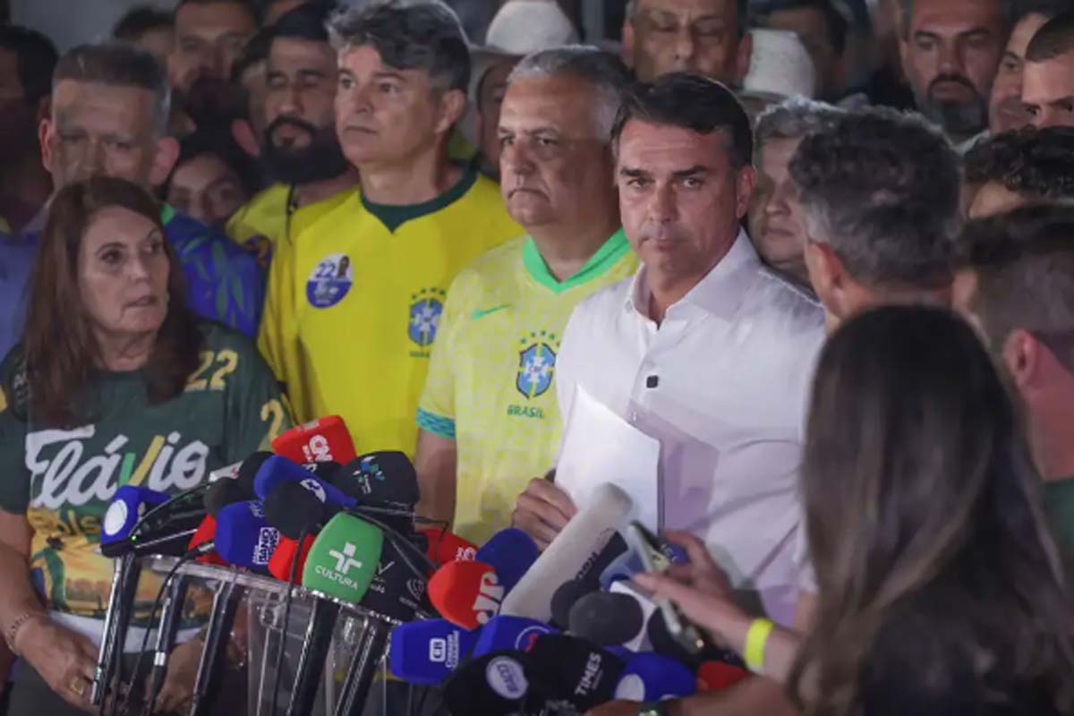 Moraes manda Flávio entregar passaporte e o proíbe de deixar o país