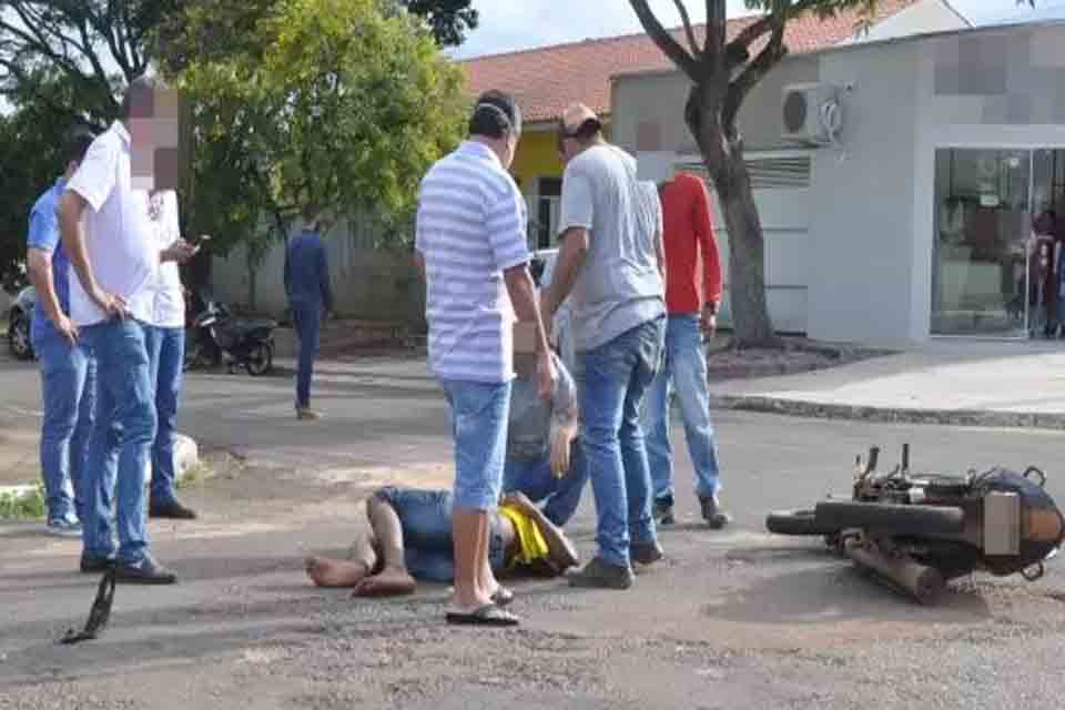 Motociclista em alta velocidade e na contramão atinge veículo no centro 