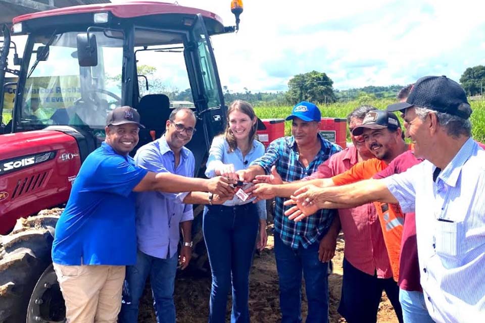 Modernização para Agricultura: Deputada Lebrinha realiza entrega de trator agrícola em Ariquemes