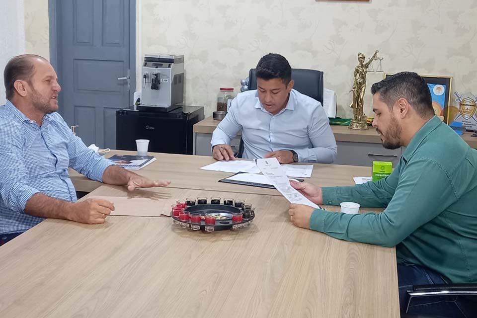 Deputado Cirone Deiró entrega notas de empenho com a liberação de mais recursos ao prefeito Adailton Furia