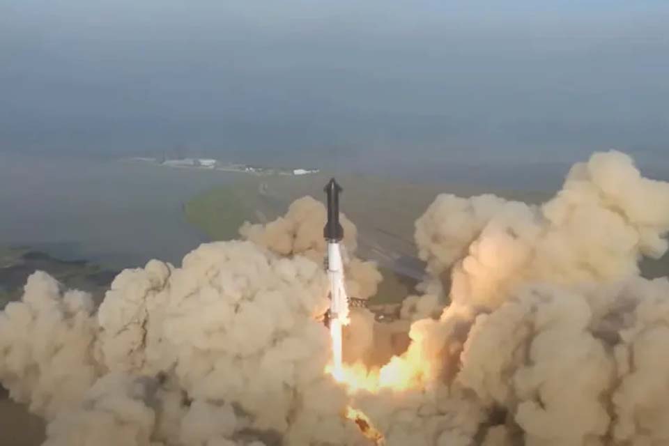 STARSHIP: Superfoguete da SpaceX explode no ar minutos após lançamento