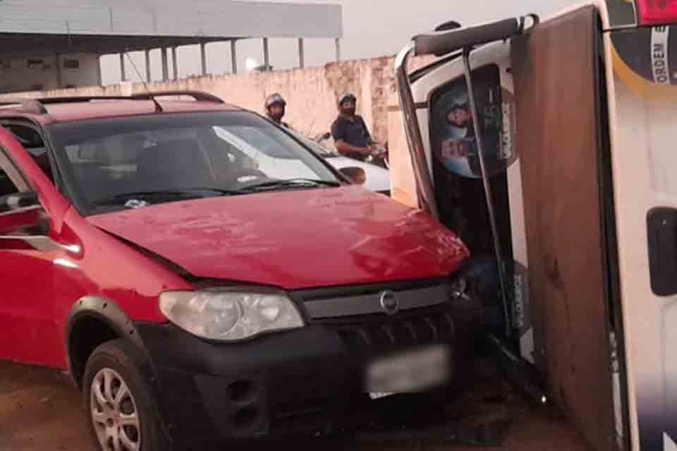 Acidente entre quatro veículos deixa S10 capotada na zona leste