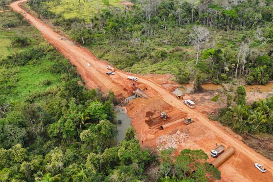 Substituição de ponte de madeira por tubos de aço reforça escoamento na RO-010, entre Mirante da Serra e Urupá