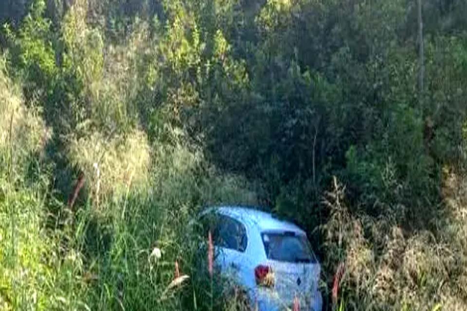 Mulher saiu da pista e caiu com carro em ribanceira na RO 383
