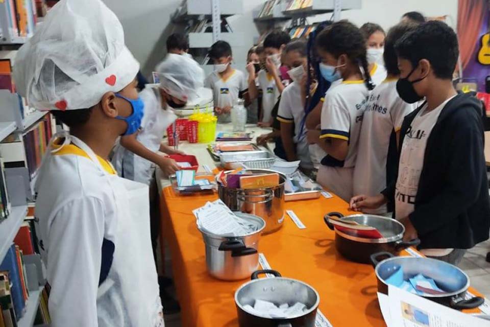 Escola desenvolve projeto Restaurante Literário e entrega livros para incentivo à leitura