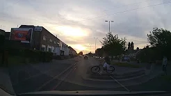 Ciclista  se joga de proposito na frente de carro