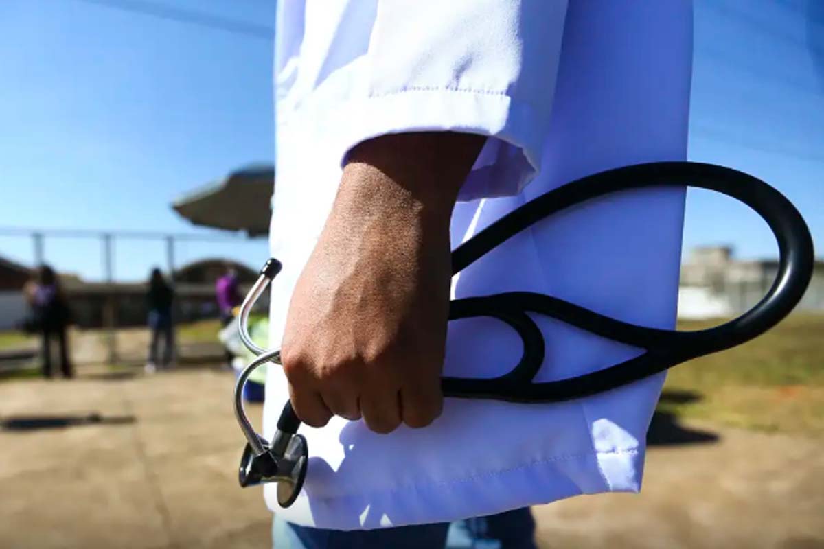 MEC pune mais de 50 cursos de medicina por desempenho insuficiente