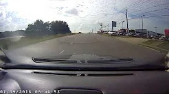 Homem quase é atropelado por carro em estrada