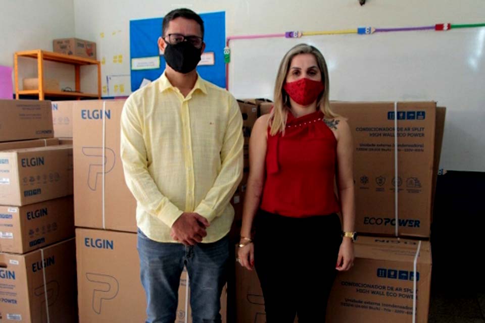 Deputado Anderson Pereira entrega centrais de ar em escola na zona Leste de Porto Velho