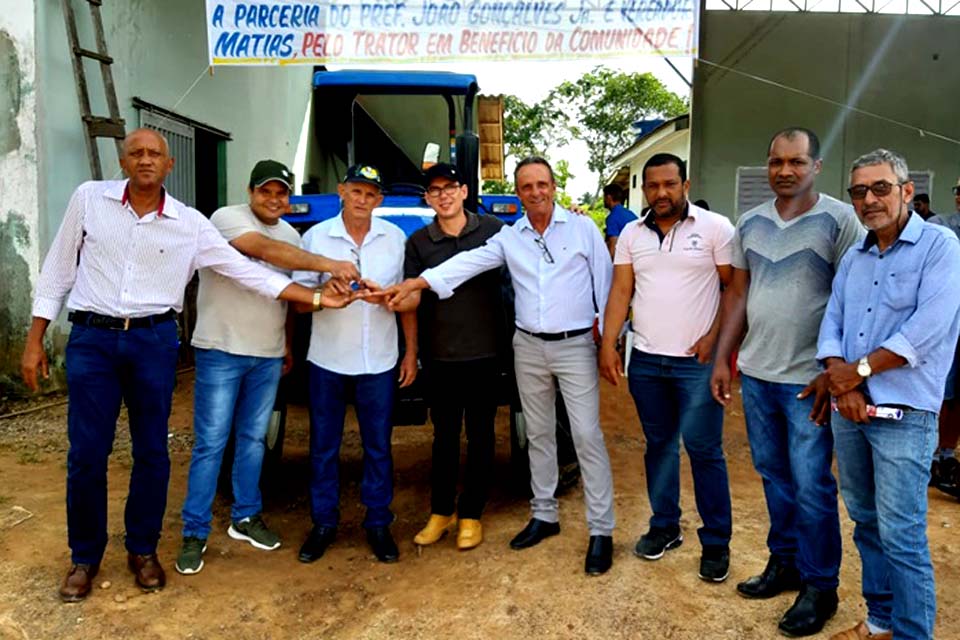 Prefeitura entrega trator agrícola para associação rural da Linha 615