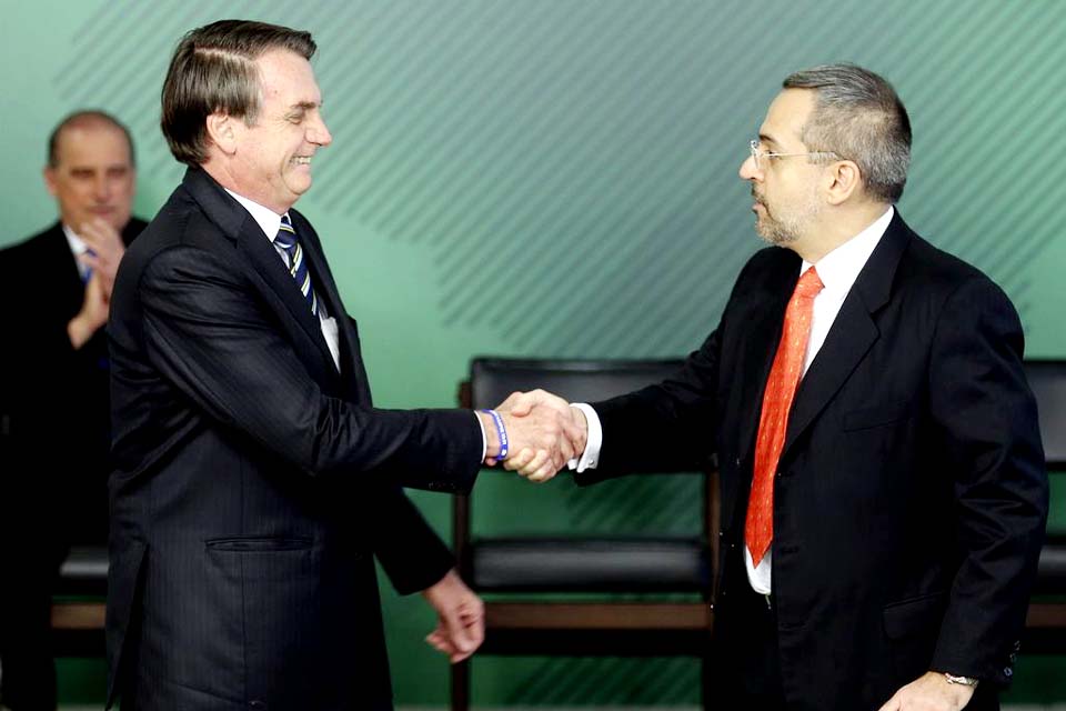 Bolsonaro se reúne com Abraham Weintraub após STF cobrar explicações do ministro