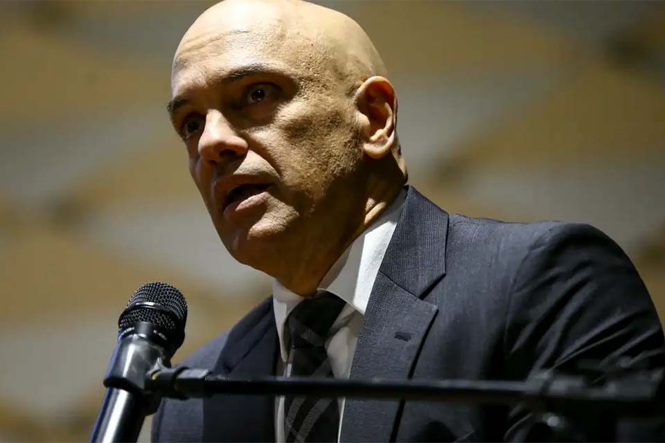 Moraes dá prazo de 5 dias para PGR opinar sobre Bolsonaro em embaixada
