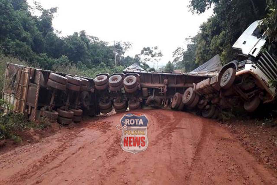 Carreta carregada de grãos tomba em distrito de Chupinguaia