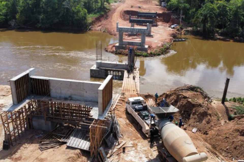 Ponte mista de concreto e aço sobre o Rio Pimenta é construída pelo governo de RO, em Chupinguaia
