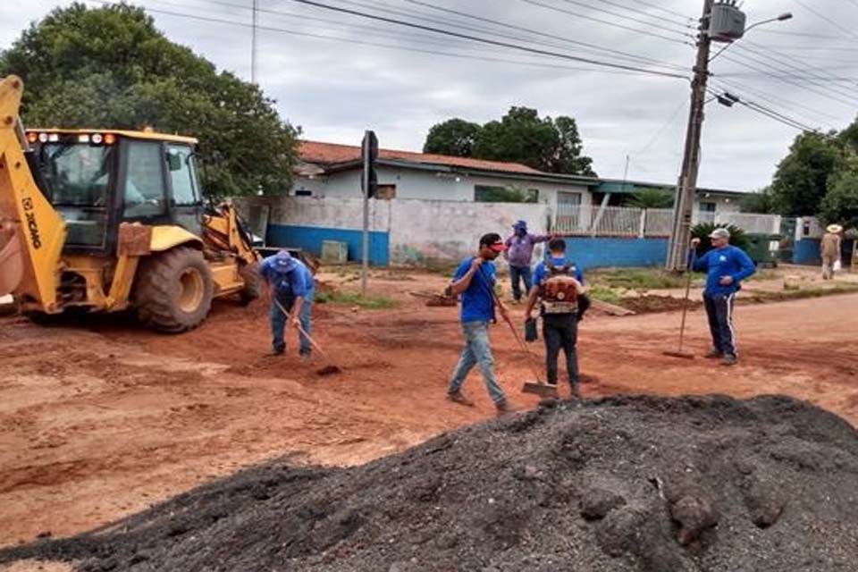 Semusp realiza operação tapa-buracos nas proximidades da Escola Municipal Crivelli