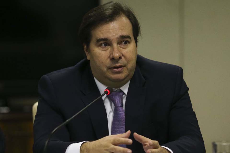 Maia estuda 1º turno da eleição para 15 de novembro ou 6 de dezembro