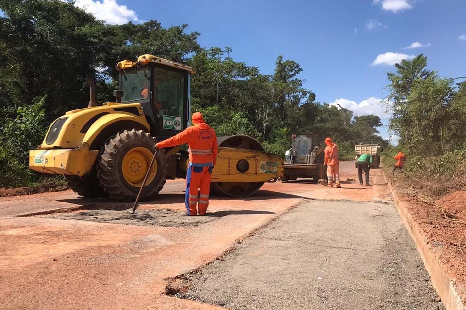 DER trabalha na recuperação do asfalto na RO-205, trecho que liga município à BR-364