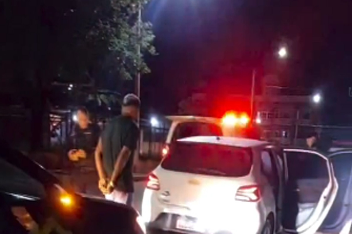 Polícia Militar prende faccionado com drogas após sair de restaurante