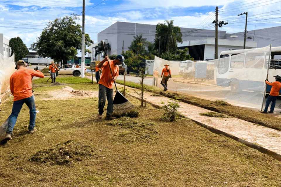 Resíduos de poda e grama ganham novo destino com parceria firmada pela Semma