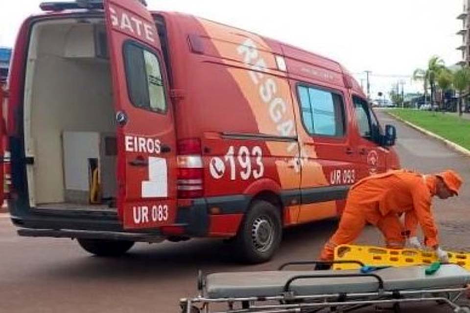 Motociclista e carona são socorridos após colisão com ambulância em Rolim de Moura