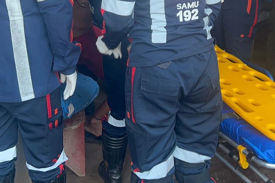 Adolescente é esfaqueado pelo irmão após defender a mãe 