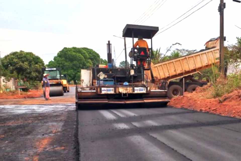 Município de Alvorada do Oeste recebe 700 metros de pavimentação asfáltica do governo 