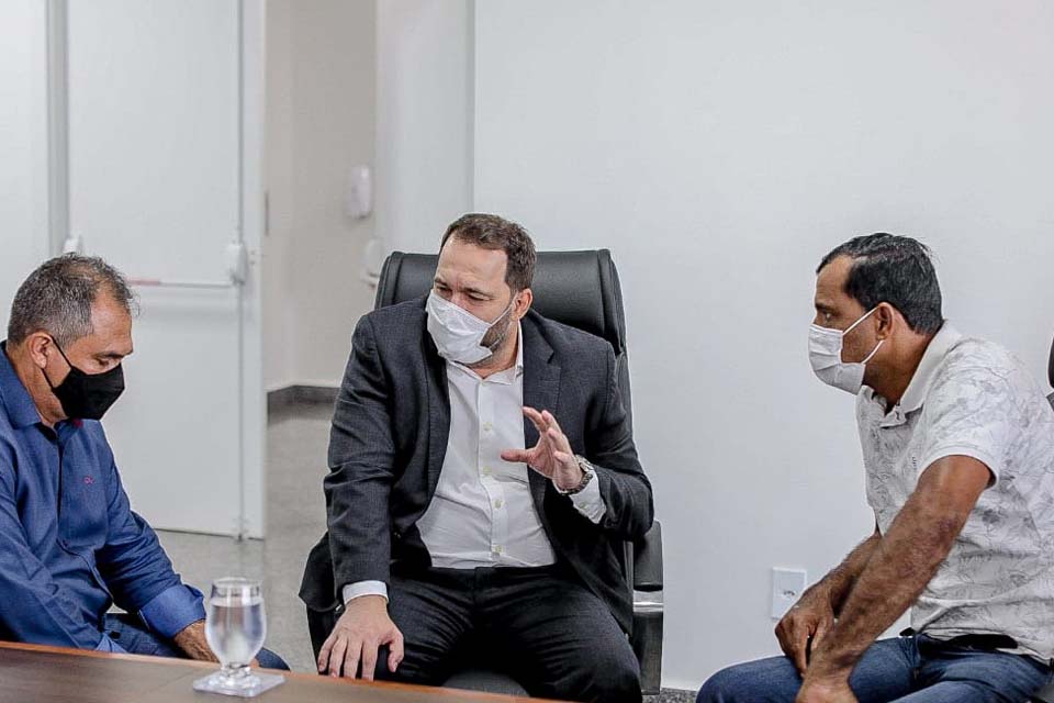 Presidente da ALE-RO, Alex Redano discute benefícios para Itapuã do Oeste com prefeito e vereador