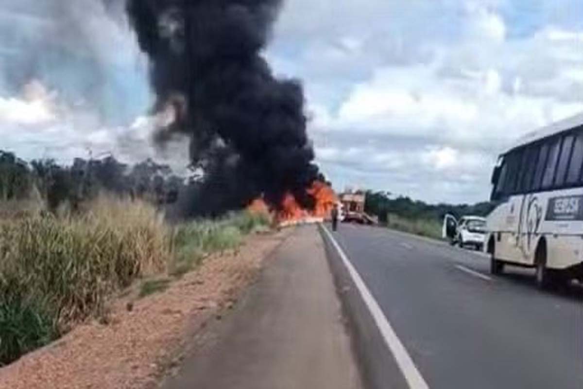 Motorista morre em acidente entre duas carretas na BR-364  