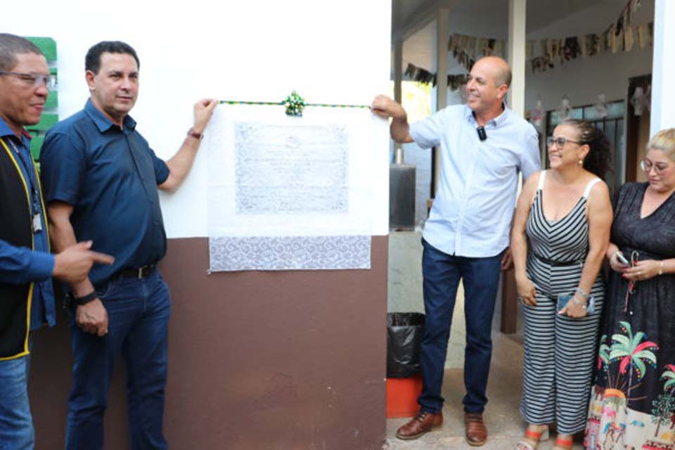Prefeitura inaugura passarela coberta e reforma dos banheiros da Escola Altenir Tavares