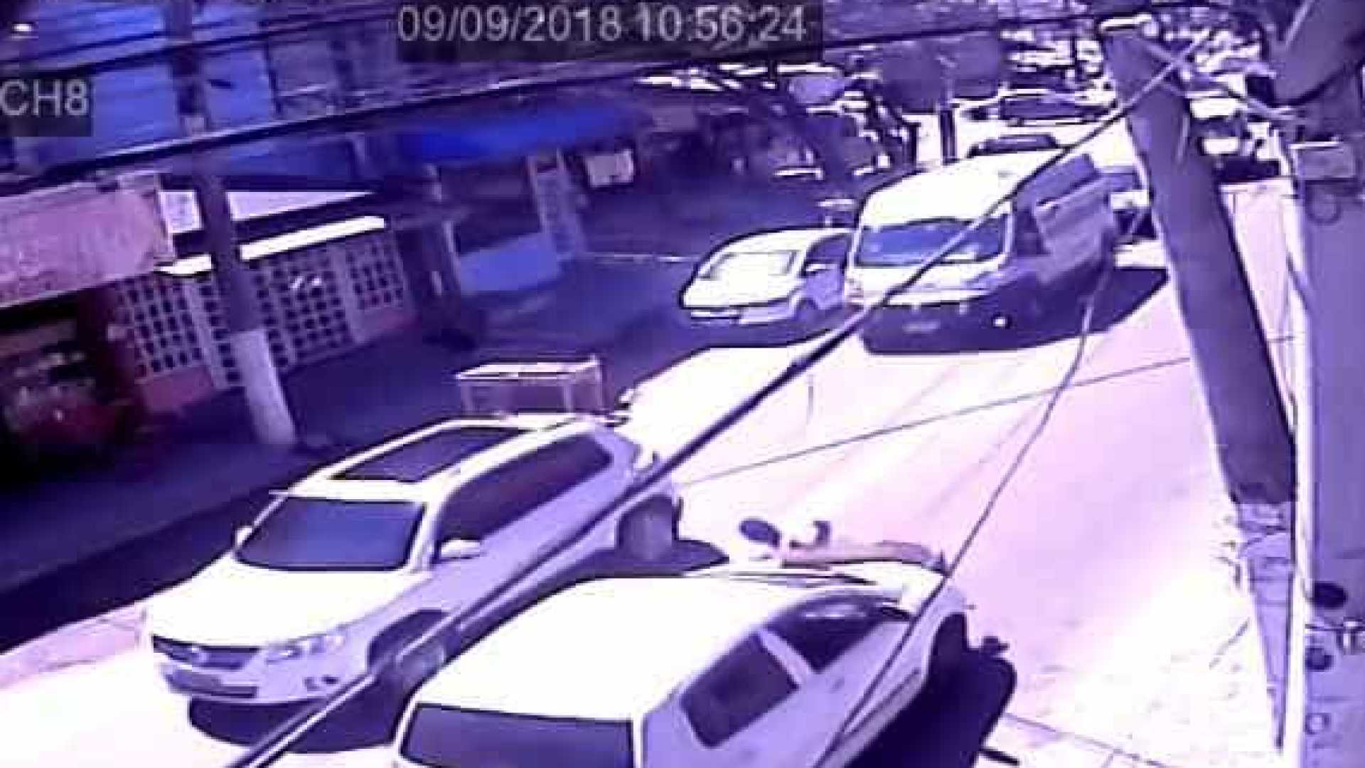 Homem finge atropelamento se jogando na frente de carro