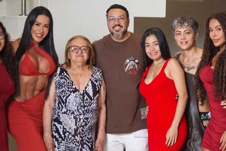 Separados, mas próximos: Gracyanne e Belo celebram Natal juntos