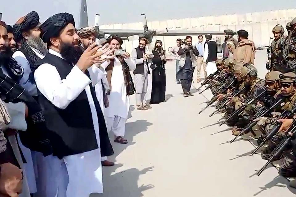 Talibã nomeia comandantes radicais para postos-chave no Afeganistão
