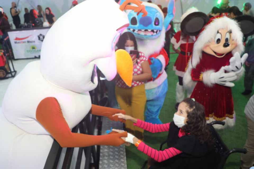 Pacientes crônicos do Hospital Infantil Cosme e Damião são levados para ver luzes natalinas no Parque da Cidade