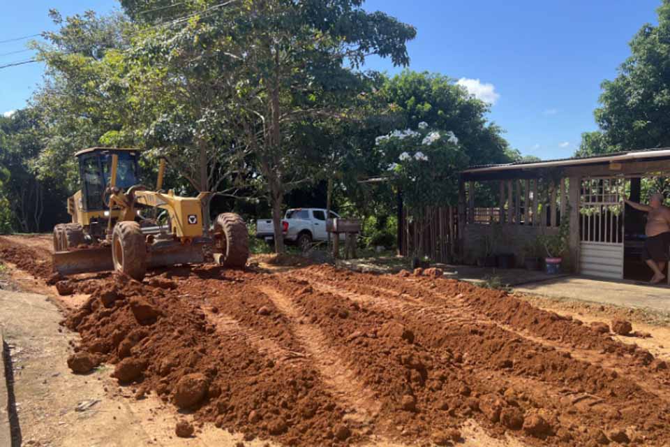 Ruas Magno Arsolino e Madagascar recebem encascalhamento, no bairro Conceição