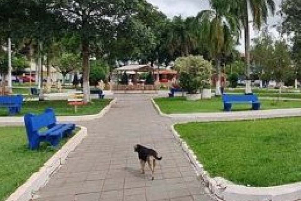Praça municipal continua sendo alvo de reclamações de moradores que são constantemente importunados