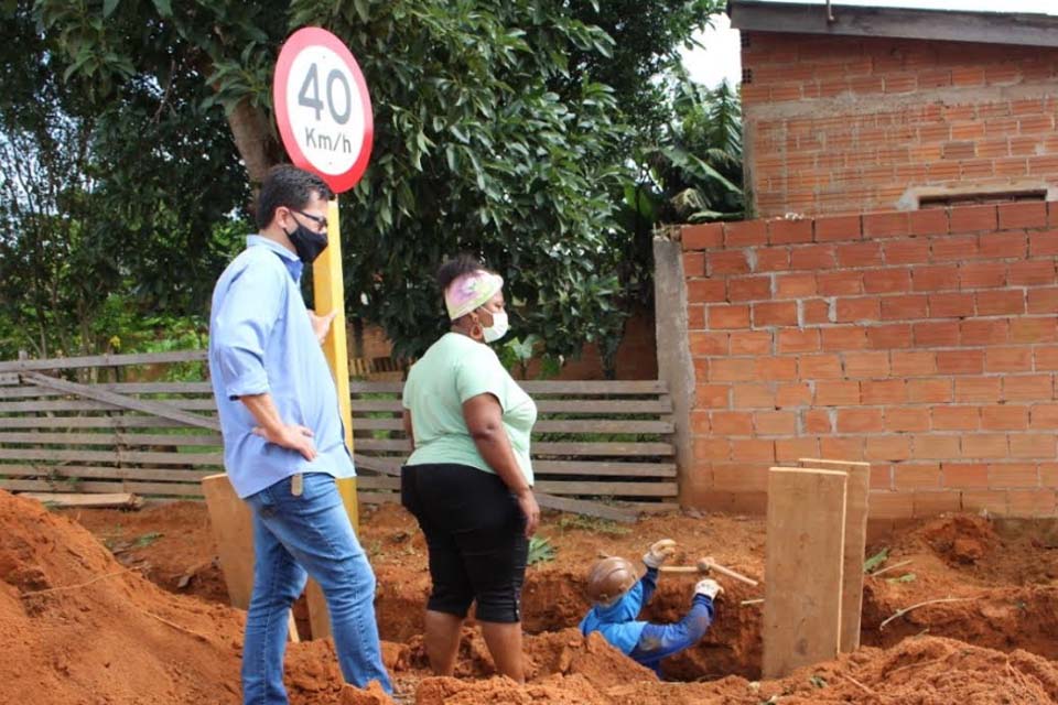 Obra de esgoto realizada pelo consórcio de empresas APJ-CIMA é fiscalizada pela vice-prefeita 