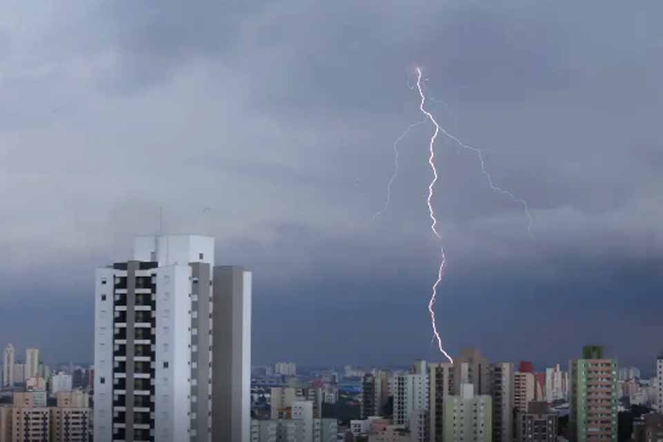 São Paulo ainda tem mais de 45 mil imóveis sem luz devido às chuvas