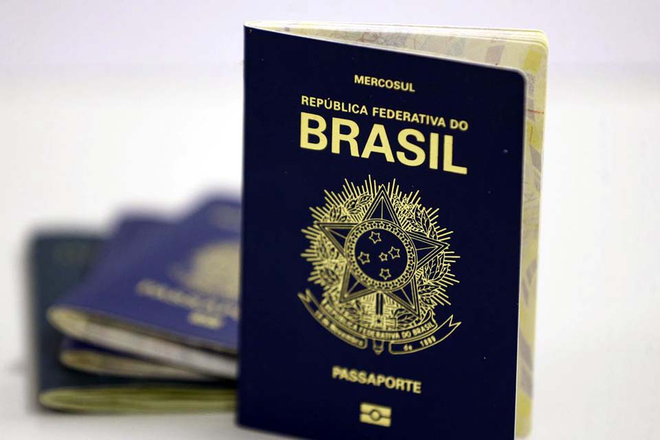 Fila para emissão do passaporte passa de 108 mil pessoas, diz polícia federal 