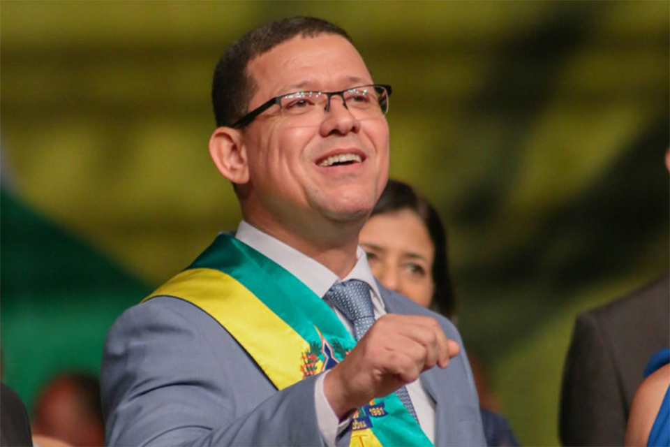 Coronavírus: Marcos Rocha, sem comando, volta a emular Bolsonaro, mantém discurso obscurantista e opta por ataques frontais à imprensa