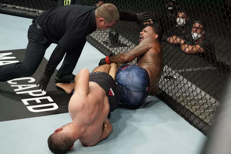 VÍDEO - Brasileiro Thiago Moisés finaliza Michael Johnson no UFC Fight Night 171; Melhores Momentos