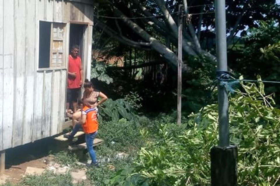 Casa é demolida em área de risco e famílias são retiradas em Porto Velho