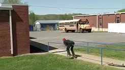 Skatista se dá mal após manobra mal executada 